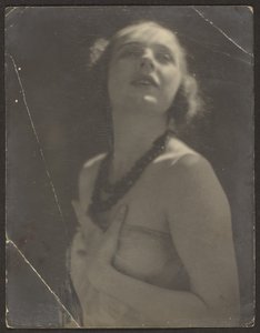 Frau mit Perlenkette