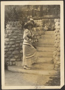 [Frau mit Kamera auf Treppen]