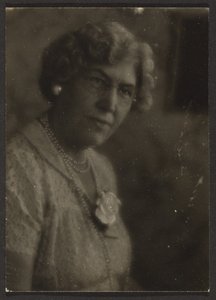 Frau mit weißer Blume und Perlen von Louis Fleckenstein