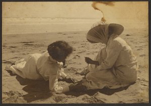 [Frauen, die am Strand faulenzen] von Louis Fleckenstein