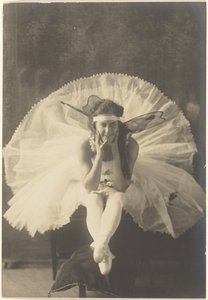 [Junge Ballerina mit Feenflügeln] von Louis Fleckenstein