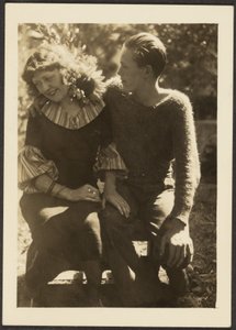 [Junger Mann und junge Frau im Freien sitzend] von Louis Fleckenstein