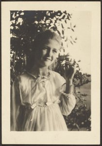 Junge Frau im Baum
