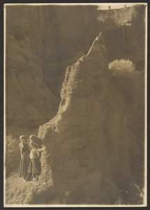 Junge Frauen in felsiger Schlucht von Louis Fleckenstein
