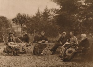 Eine Gruppe von Männern und Frauen sitzt an einem Tisch und unterhält sich von Louis Guichard