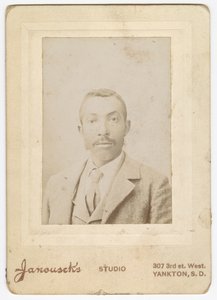 Fotografie eines Mannes in heller Jacke, Weste und Krawatte, späte 19. Jahrhundert von Louis Janousek