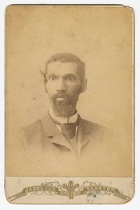 Fotografie eines Mannes mit Bart von Louis Janousek