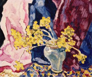 Blauer Vase, Gelbe Blumen und Vorhänge von Louis Valtat