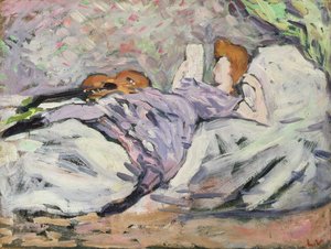 Liegende Frau beim Lesen