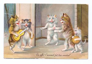 Edwardianische Postkarte von einer Katze, die Gitarre spielt, mit drei anderen Katzen und einem Kätzchen, ca. 1910