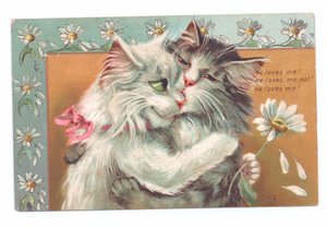 Edwardianische Postkarte von zwei sich umarmenden Katzen, ca. 1910 von Louis Wain
