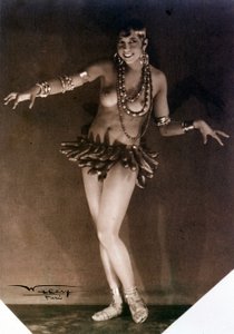 Josephine Baker und Bananen. 1920er Jahre. Fotografie von Lucien Walery (1863-1935)