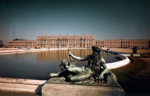Ansicht der Fassade und Brunnen des Parks des Schlosses von Versailles. Geschaffen von den Architekten Louis Le Vau (1612-1670) und Jules Hardouin Mansart (1646-1708) 1668-1684 von Louis and Mansart Jules H.  Le Vau