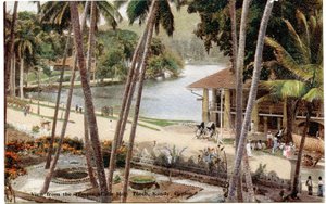 Blick vom Tempel des Heiligen Zahns, Kandy, Ceylon, ca. 1900-20 (handkolorierte Fotografie)