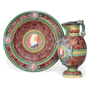 Ein Minton Majolika-Krug und Stand von Ltd Mintons