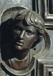 Kopf von Giuliano de Medici, Detail aus Bronzearbeit an der Tür von Luca della Robbia (1400-1481). Neue Sakristei, Kathedrale Santa Maria del Fiore, Florenz. Italien von Luca Della Robbia