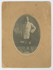 Fotografie von Lucius Harper Jr. auf dem Weg zur Schule, ca. 1910 von Lucius Harper