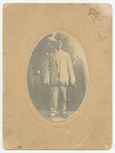 Fotografie eines Mannes von Lucius Harper