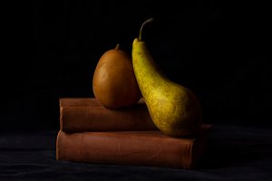 Warme Birnen und Bücher von Ludmila Shumilova