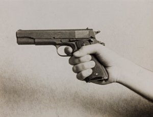 Eine Hand hält eine automatische Pistole