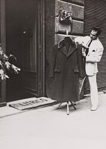 Angelo Litrico, Stylist von Nikita Chruschtschow sowie John F. Kennedy, Juan Perón, Tito, Dwight D. Eisenhower, vor seinem Laden in Rom