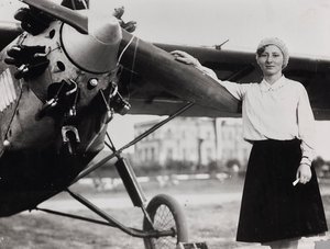 Miss Fumagalli, erste italienische Frau, die ein Pilotenzertifikat erhielt, fotografiert am Flughafen Littorio (Rom Urbe)