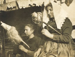 Frauen beim Wolle spinnen