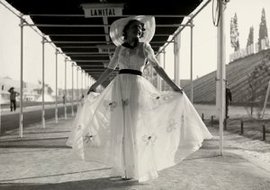 Modell in Sommerkleid des Modehauses "Graldi" von Luis Bogino