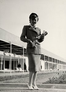 Modell in Anzug des Modehauses "Graldi" von Luis Bogino