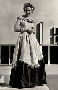 Modell in Ballkleid des Modehauses "Graldi" von Luis Bogino