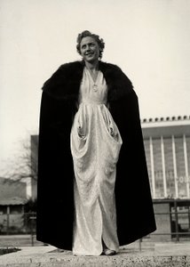 Modell in einem Abendkleid des Modehauses "Graldi" von Luis Bogino