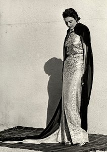 Modell in einem Abendkleid des italienischen Modehauses "Dragoni" von Luis Bogino