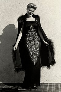 Modell in einem Abendkleid des Modehauses "Graldi" von Luis Bogino