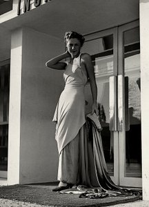 Modell in einem Abendkleid des Modehauses "Graldi" von Luis Bogino