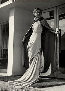Modell im Abendkleid des Modehauses "Graldi" von Luis Bogino