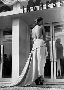 Modell von hinten in einem Abendkleid des Modehauses "Graldi" von Luis Bogino