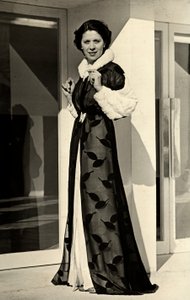 Modell im Abendkleid des Modehauses "Bernasconi" von Luis Bogino