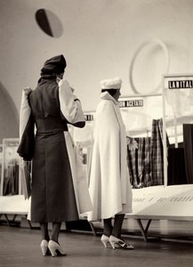 Zwei Modelle von hinten in Kreationen des Modehauses "Lamma" von Luis Bogino