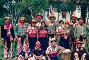 Guatemaltekische Dorfbewohner in traditioneller Kleidung posieren für ein Gruppenporträt in Todos Santos