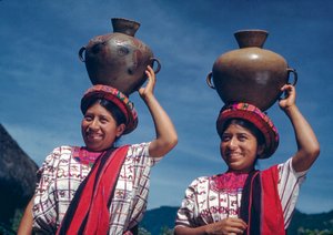 Guatemaltekische Frauen tragen Wasserkrüge im Dorf Nebaj, Guatemala