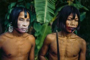 Männer des Emberá-Stammes, ein indigenes Volk am Rande eines Dschungels, Panama