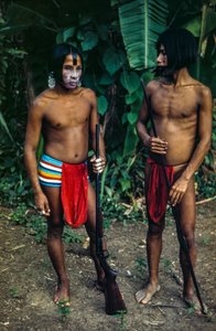 Männer des Emberá-Stammes, ein indigenes Volk am Rande eines Dschungels, Panama von Luis Marden