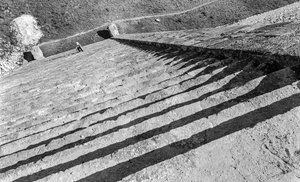 Stufen, die zur Maya-Monumentalruine, Pyramide von Chichen Itza, hinaufführen. 1936 von Luis Marden