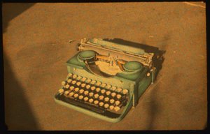 Stillleben-Farbfotografie einer Schreibmaschine, aufgenommen mit Autochrome Lumière und einer 35-mm-Kamera...