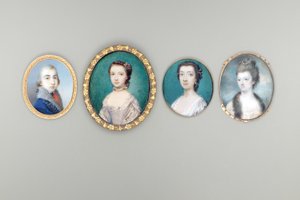 Mrs Arabella Walker-Heneage, geb. Cope, in cremefarbenem Kleid mit Spitzenrand und Pelzbesatz, Perlen im hochgesteckten und gelockten Haar, Himmel und Wolken im Hintergrund von Luke Sullivan