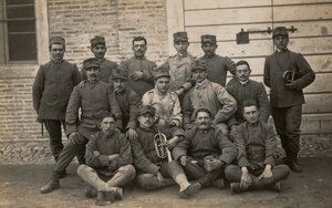 Album "Die GM R. Armee (Erster Weltkrieg)": Soldaten des 36. Infanterieregiments mit zwei Trompetern (s/w Foto)