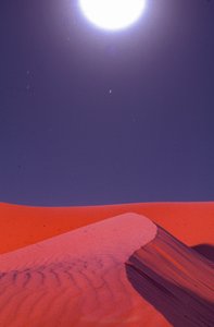 Fackeln über Wüstensanddünen leuchten um Mitternacht in der Nähe des Lekhwair-Öl- und Erdgasfeldes...