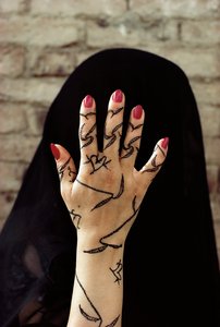 Jemenitische Frau mit mit Henna gefärbten Händen in Nordjemen