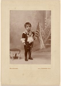 [Kleiner Junge mit amerikanischer Flagge]