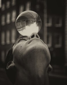 Balancierende Kristallkugel-Reflexion von Maciej Przeklasa